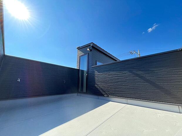 厚木市を一望できるスカイバルコニー付き!屋上に椅子を置いて、まったりとした時間をお過ごし頂けます。