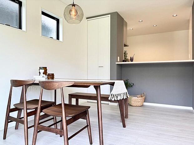 【リビング】◆オシャレなカフェ風ダイニング
毎日のお食事やご家族のお話しも楽しく過ごして頂けそう♪(7号棟)※家具等はCGです。