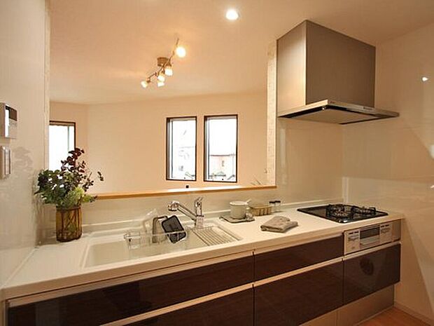 【<日立ハウステック>システムキッチンマルーレ】食器洗い乾燥機が標準仕様のシステムキッチン。
便利な浄水器一体型水栓です。
(画像はイメージです)