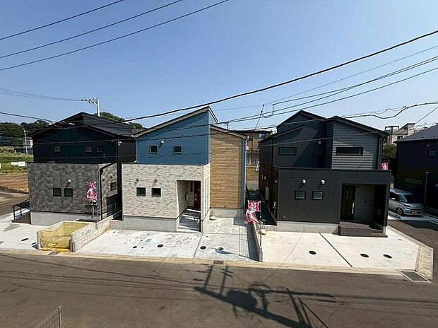 【前面道路含む現地写真】◆前面道路は、舗装されていてキレイ!
住んでいる方しか入って来ないので、駐車もゆっくりして頂けます♪