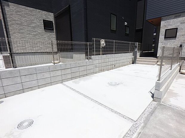 【◇ 駐車スペース】駐車スペースが確保されていることで、急なお出かけや買い物にも安心して対応でき、家族全員の生活がもっと便利に!