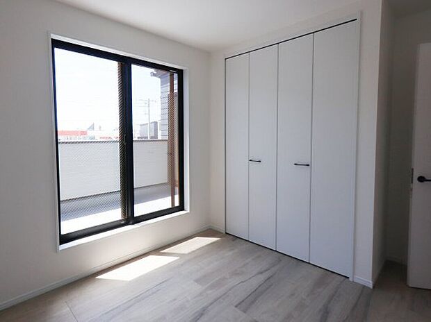 【◇ 洋室B】5.25帖のお部屋。
収納充実、バルコニーに繋がるお部屋です。