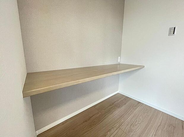 【その他】◆洋室のカウンターは、書斎やお子さまの勉強机としてもお使い方をしていただけます!(1号棟)