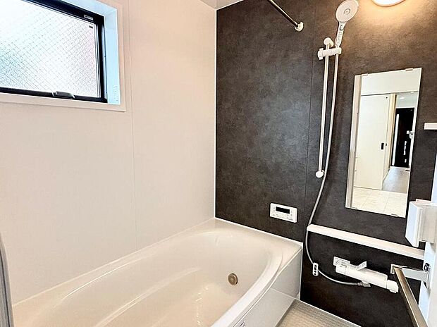 【浴室】◆保温力抜群のお風呂
お風呂には窓があり、閉塞感なくゆったりとしたバスタイムを楽しめます。冷めにくい浴槽を採用しているので、追い炊き時間も短く経済的です。(1号棟)