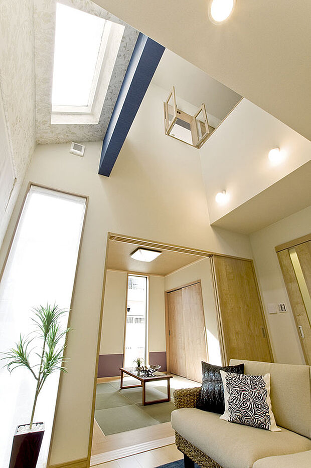 リビングに吹き抜けを設けると、おしゃれに明るく、一石二鳥です。（当社施工例）