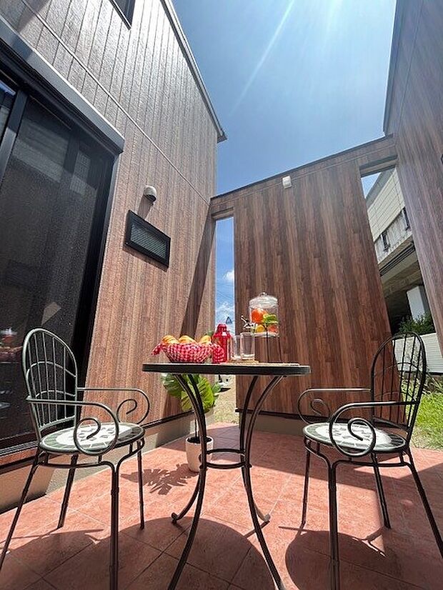 【パティオ】LDKに臨む中庭は癒しの空間。テーブルを置いてティータイムを楽しめます。又夏場にはお子様のプールを設置しての水遊び、室内から
コミュニケーションをとりながら行えます。(当社施工例)