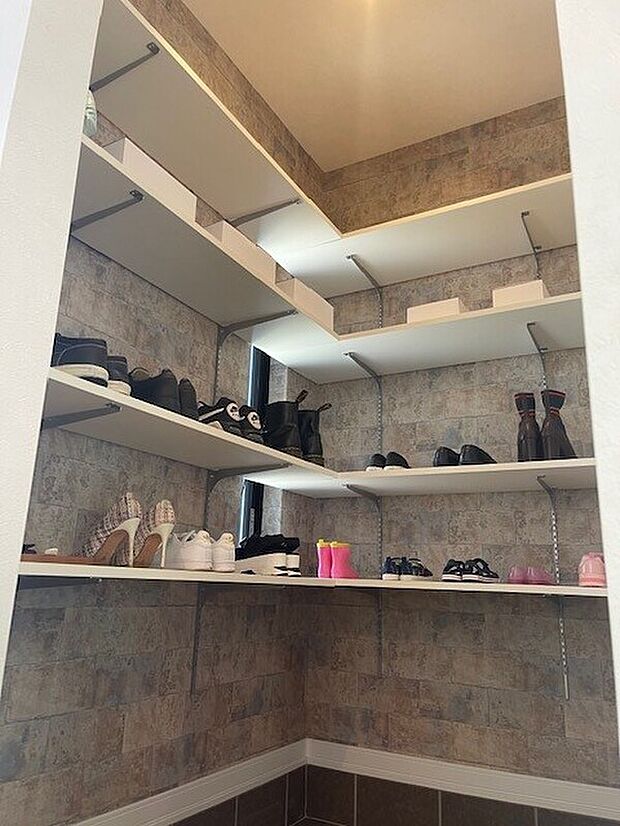 【シューズクローク】大容量のシューズクローゼットは、靴はもちろん、ベビーカーや、ゴルフバッグ等を収納頂けます。(当社施工例)