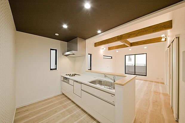 【（当社施工例）（ワイドカウンターキッチン）】リビング全体が見渡せるキッチンはお料理をしながら家族のコミュニケーションが図れます。又広いキッチンはご主人、お子様と一緒にクッキング可能です。（当社施工例）