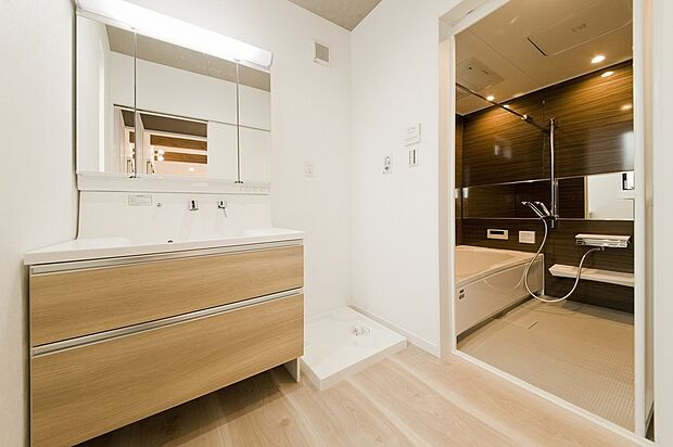 【（当社施工例）【洗面浴室】】洗面台は３面鏡で朝のヘアセットも安心、又鏡裏には収納が有り、歯ブラシ等収納可能です、又浴室は広々１坪タイプでお子様との入浴も安心です。（当社施工例）