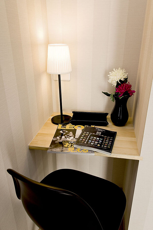 【当社施工例】寝室に設けたワークカウンター、ちょっとしたパパの仕事に利用出来ます。