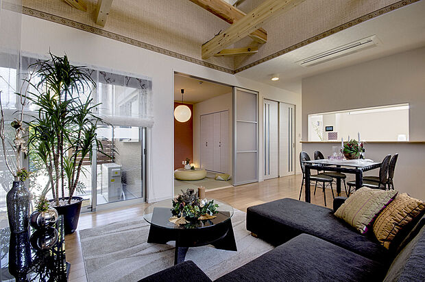 【建物参考プラン例（内観写真）】リビングに続く和室は、ママと子供の団欒スペース、一緒にお昼寝にも便利です。