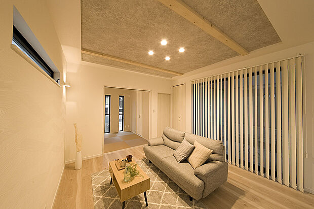 【【LDK】】◆リビング天井部は梁を見せる事により天井高が高くなり、開放感とデザイン性がグンとあがります。(施工例)