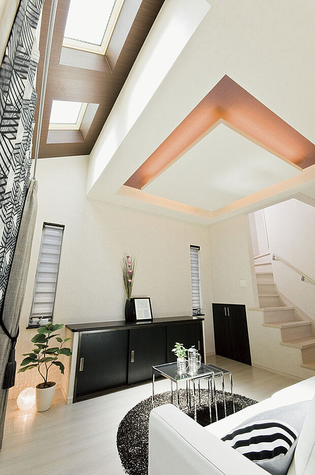 【MADE IN ミヤマの豊富な施工実績♪】天窓を取り入れたリビングスペースは採光が降り注ぐ明るい空間。