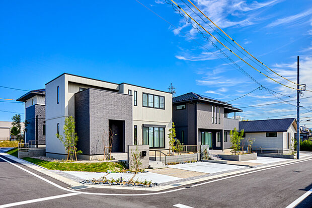 周囲に高い建物もなく、広々とした開放的な立地。全区画60坪以上で、ゆとりのある邸宅が並ぶ計画です。