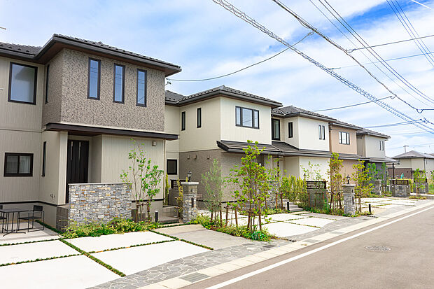 【杜の葉テラス TOYOAKE】
分譲地内の道路は6m以上あり広々とした街並みを形成します。
街の統一感を図りながら、［光・風・緑・安全・交流］を考慮した都市計画を実現。