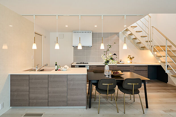 【【クリザンテームヒルズ三好丘緑】モデルハウスOPEN】幅広のアイランドキッチンは、調理、配膳、片付けがスムーズに行えます。