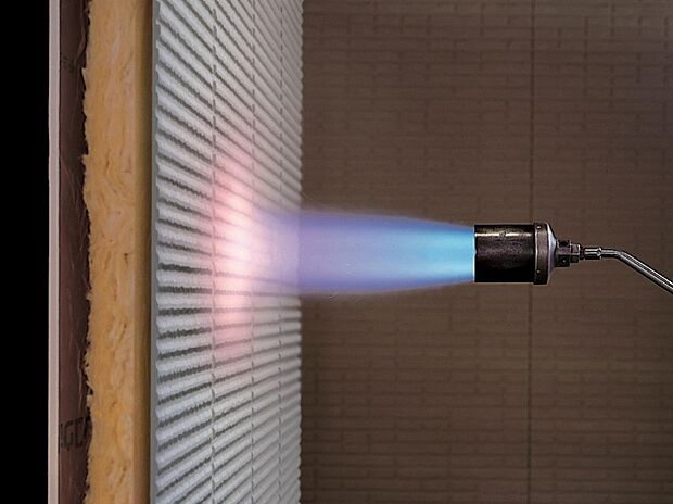 【トヨタホームは火災に強い】火を広げない防耐火性能で、近隣からの延焼なども防ぎます。火を寄せつけず広げないために、様々な部位で防耐火性能を追求し、延焼を防ぎます。また、連動型火災警報機や防火機器、家電による火災や断線火災を防ぐ感震ブレーカーなど、火災が起こる前の対策もしっかり施しています。