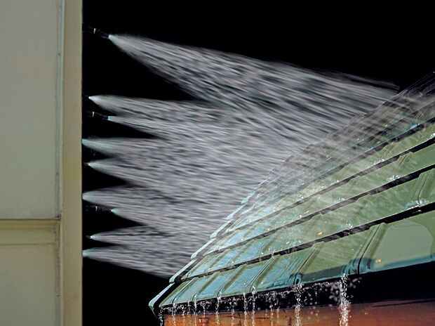 【トヨタホームは豪雨に強い】あらゆる場所からの浸水を防ぎ、激しい雨から家を守ります。屋根のルーフィング材、外壁の止水シート、水密性の高いサッシ、プールと同じ工法のバルコニーなど、あらゆる場所から雨水の浸入を防ぎます。さらには、自然の状態に近い風雨を発生させた実験を行い、その防水性能を検証しています。