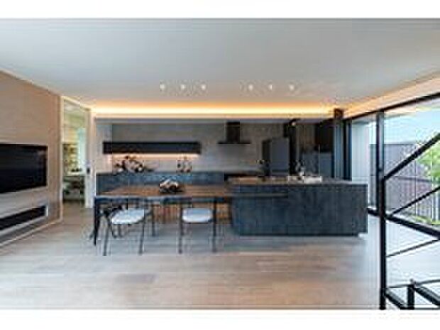 【【トヨタホーム施工事例】】トヨタホームのユニットだからできる無柱の空間は、落ち着いた色調で統一され、モダンで洗練された空間を演出。