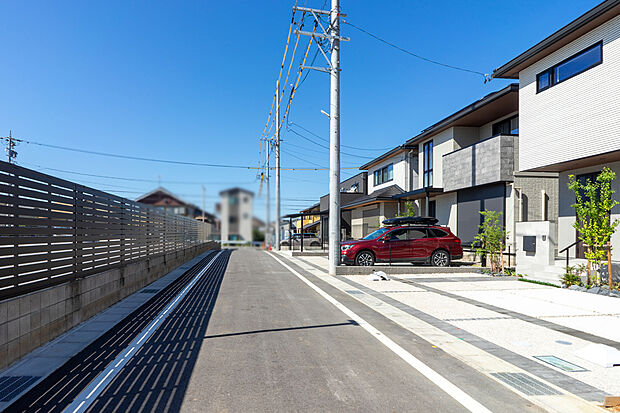 【分譲地写真】南側の開発道路は幅５mで、駐車もラクラク。