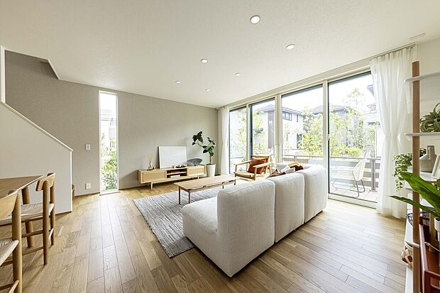 【参考プラン(建売区画No.50)】リビングに足を踏み入れた瞬間に感じる、のびやかな開放感。トヨタホームならではの「大開口窓」の向こうに広がる緑を眺めながら、家族それぞれがくつろぎの時間を楽しめます。人が集まる休日も心地よく過ごせる、ゆとりある団らん空間です。