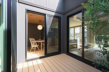 中庭(ウッドデッキ)