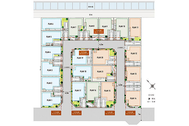 【心地よい広がりを享受でき、安心・安全も考えた配棟計画】
3スタイルのリゾート感漂う外観とカースペースが、アプローチ部分に開放感を創出。街区内道路は住民以外が通行しにくく安心です。