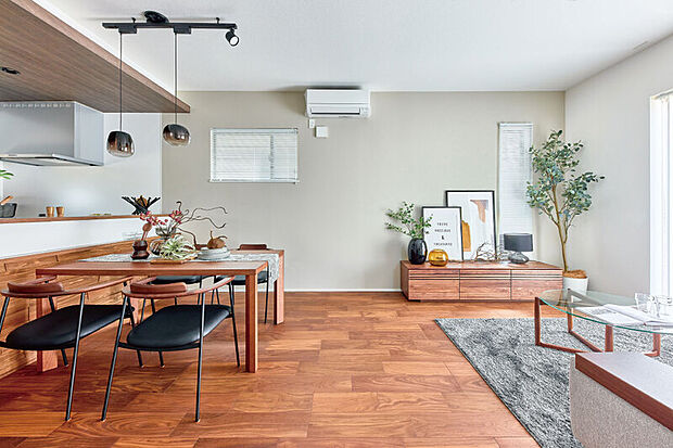 【暮らしの心地よさを高める魅力的な素材とプランニング】
質感を吟味した素材と個性に寄り添うプランニングが調和したインナーデザインをご用意しました。(4号棟モデルハウス※2025年8月撮影)