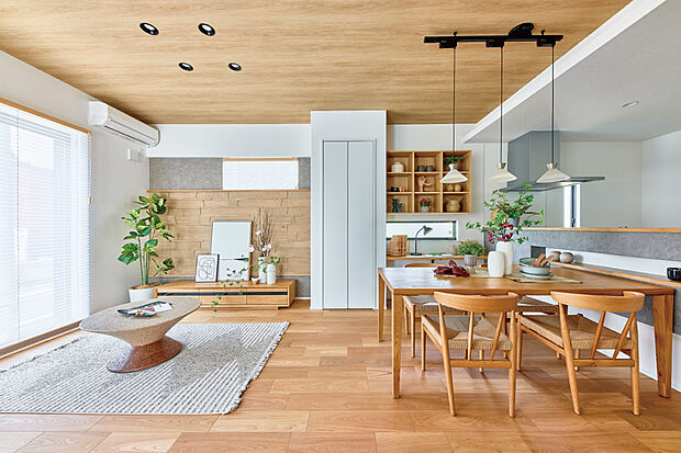 【ナチュラルウォームスタイル】
木の温もりに癒される、心地よい安らぎ空間を味わえるインテリアスタイルです。(5号棟モデルハウス※2025年8月撮影)