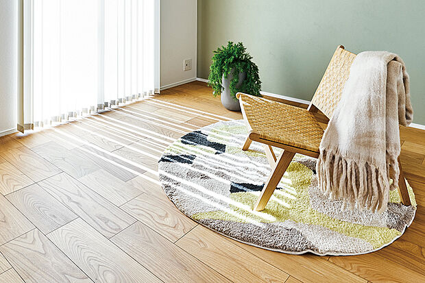 【MURTI LOUNGE】
リビングに隣接するラウンジ空間は、子どもの遊びや勉強に便利なほか、ヨガやストレッチなども楽しめます。※壁と扉の追加は有償工事対応です。※号棟により採用状況が異なります。