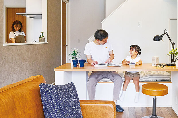 【スキップDEN】
段差を活かして空間をゆるやかに区切ったスキップDEN。家族とつながりながら、勉強や趣味などの自分時間を満喫できます。※号棟により採用状況が異なります。※画像はイメージです。