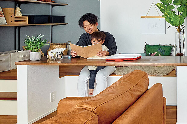 【スキップDEN】
段差を活かしてリビングとの空間をゆるやかに区切りました。リビングにいるご家族とつながりを感じながら自分の時間に集中できます。※号棟により採用状況が異なります。※画像はイメージです。