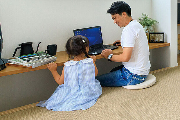 【スキップDEN】
リビングと段差でつながるカウンタースペース。カフェスペース、家事ワークなどにも重宝します。ご家族が集う憩いの空間です。※画像はイメージです。※号棟により採用状況が異なります。