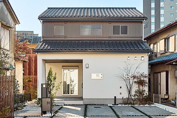 【和の要素を採り入れた個性を主張する素材】
和の魅力を個性的に演出する素材を採用。それぞれの持ち味が融和して、存在感のある風景を描き出します。※1号棟モデルハウス/2025年12月撮影