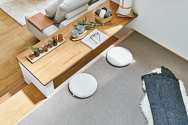 【スキップDEN】
段差を活かして空間をゆるやかに区切ったスキップDEN。リビングで寛ぐ家族とつながりながら、自分時間を満喫することができます。※画像はイメージです。※号棟により採用状況が異なります。