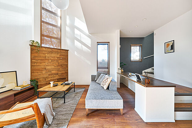 【【1号棟モデルハウス】】開放感あふれるLDKに、木の温もりを感じられるウッドパネルやフロアを採用。天然木特有の風合いが居心地の良さを深めています。