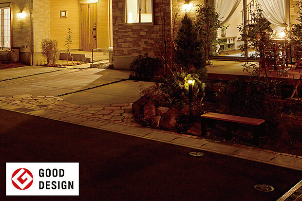 【【灯かりのいえなみ協定(R)】】暗くなるとLEDの外部照明が自動点灯し、夜の街並みを美しく浮かび上がらせます。家を明るく照らすことで、防犯性を高める効果も。家族の安心にも繋がる工夫です。