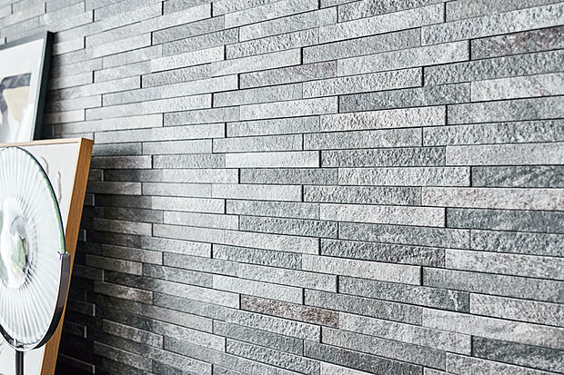 【【機能性建材「エコカラットプラス」】】重厚感ある石の表情をリアルに再現したデザイン性と機能性が魅力的な「エコカラットプラス」。快適な湿度を生み出し、気になるにおいや住まいの有害物質も軽減します。※号棟により採用状況が異なります。