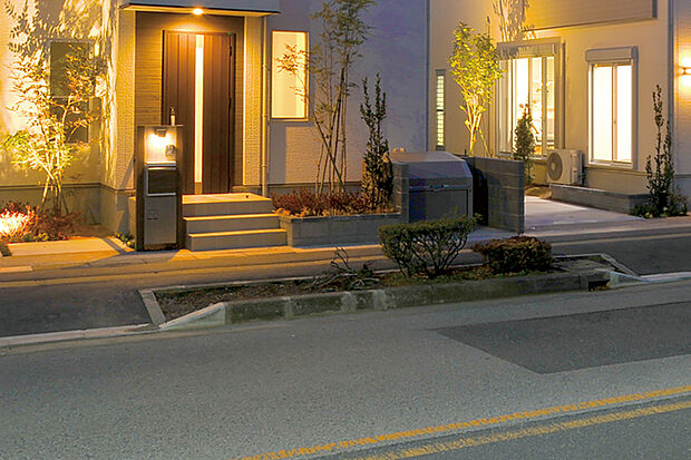 【【灯かりのいえなみ協定(R)】】暗くなるとLED外部照明が自動点灯。やすらぎを日常的に味わえると同時に、安全性を高める効果もあります。※照明の数や種類は号棟により異なります。