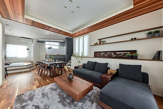 【【坪庭のある家】】重厚感のある石目調の素材や豊かな表情の天然木を随所に用いたリビングから見える坪庭。室内の雰囲気とも調和しながら、ほっと心を和ませる情景を描き出します。/1号棟(2025年7月撮影)