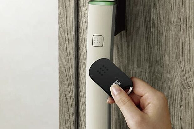 【【YKK ap/ピタットKey】】タグキーをハンドルに近づけるだけでラクラク施解錠。タグキーには非常用収納カギが標準で内蔵されています。※電池式の場合はボタンを押してからタグキーを近づけてください。※リモコン機能はありません。