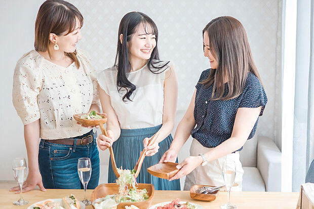 【【広々使えるゆとりの「19帖超LDK」】】家族が集い、団らんや憩いの場所となるリビングダイニングはゆったりと過ごせる19帖超の広さを確保しました。食事や寛ぎの時間にゆとりを感じるだけではなく、招いたゲストものびのびと過ごせます。※号棟により採