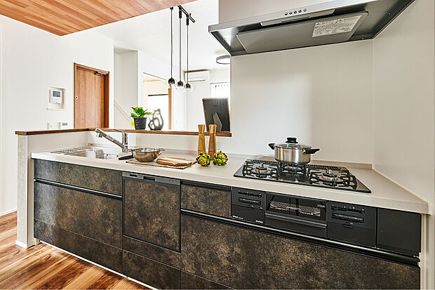 【【キッチン/クリナップSTEDIA】】毎日使うから、長くキレイを保てるキッチンを。クリナップのSTEDIAを採用しました。お手入れがしやすく、長寿命の機能が充実しています。