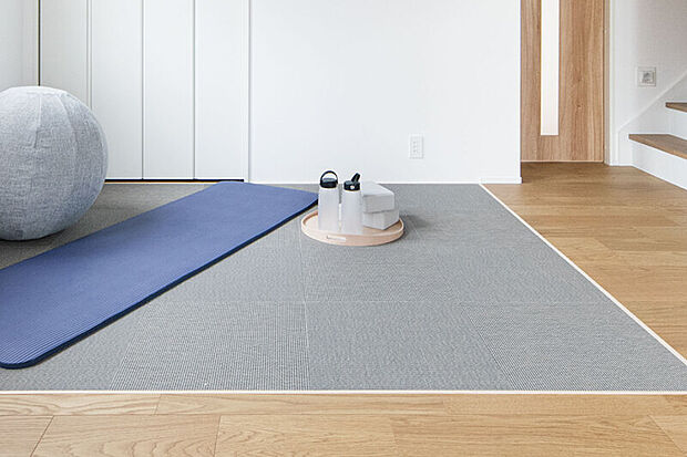 【【フラットDEN】】クッション性のある床がリビングを緩やかにゾーニング。家事や遊び、運動など幅広く活用でき、仕切りがないからこそ家族とのつながりが生まれます。※号棟により採用状況が異なります。