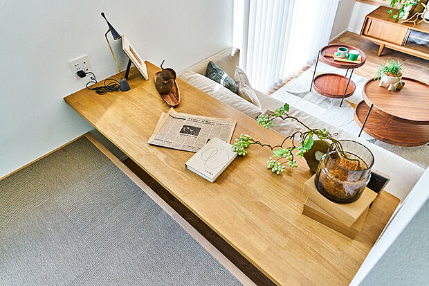 【【自分の時間を満喫できるDEN空間】】小上がりに設けたカウンター付の空間。リビングとつながりながら、自分の時間をゆったりと過ごせます。※号棟により採用状況が異なります。