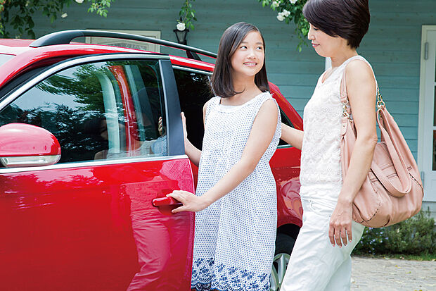 【【2台カースペース】】来客用やセカンドカー用として活躍する2台分のカースペース。休日の洗車や、荷物の出し入れもスムーズに行なえます。※車種制限及び入替の手順が必要となります。