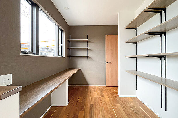 【【書斎にもなる2階のカウンタースペース】】主寝室や居室からもつながるカウンタースペース。睡眠中のパートナーを妨害することなく趣味や仕事、家事などに集中できます。※号棟により採用状況が異なります。