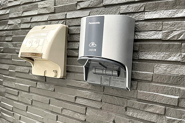 【【EV・PHEV充電用屋外コンセント(200V)】】環境に配慮された電気自動車の充電にも便利な外部電源を採用。電子プラグをコンセントに差し込むだけで簡単に接続可能です。※画像はイメージです。