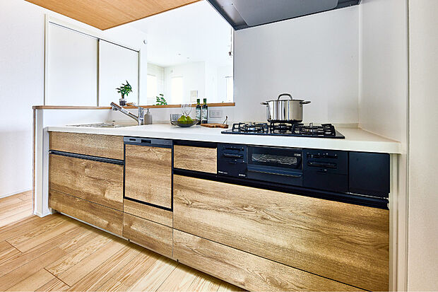 【【キッチン/クリナップ ステディア】】快適さを追求した、多機能で使い勝手の良いシステムキッチン。至るところに工夫を凝らし、便利さもさることながら、デザイン性も高く、毎日使うキッチンスペースを鮮やかに演出します。