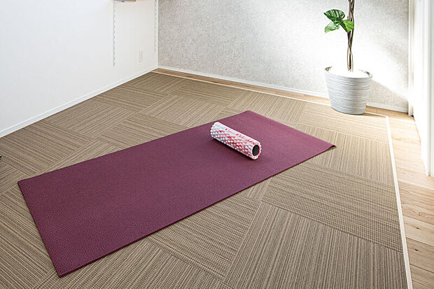 【【コネクトルーム】】扉を閉め集中してヨガやストレッチができる空間にしたり、扉を開放して子どもの遊ぶ姿を見守れる空間にすることもできます。※号棟により採用状況が異なります。※写真はイメージです。